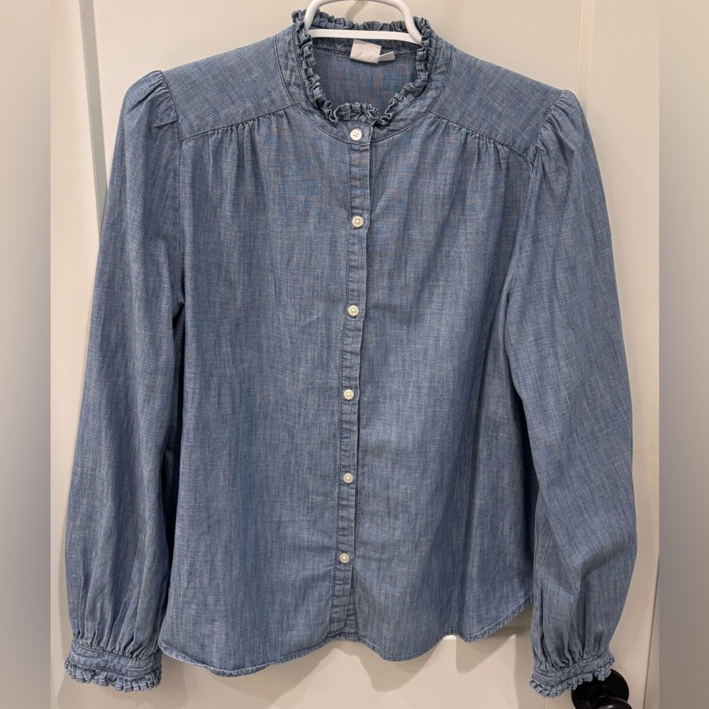 Gap Women Blue Ruffled Button-Up Top. Size Medium in excellent condition